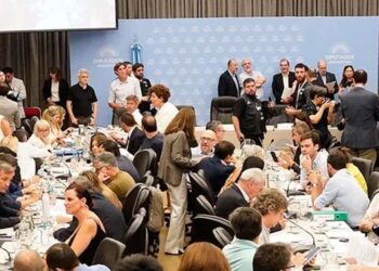 Diputados se reúnen para definir los detalles de la maratónica sesión por la Ley Ómnibus