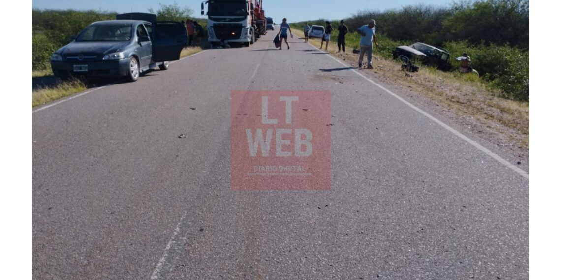 Fuerte choque entre un auto y una camioneta en la Ruta 92 terminó con una mujer hospitalizada