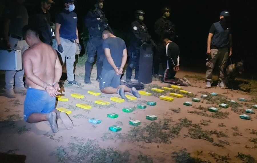 Apresan a 3 narcos y secuestran casi 27 kilos de cocaína en zona montuosa