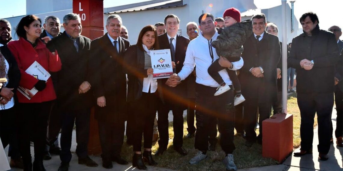 El Gobernador inauguró obras y entregó viviendas sociales en Estación Zanjón