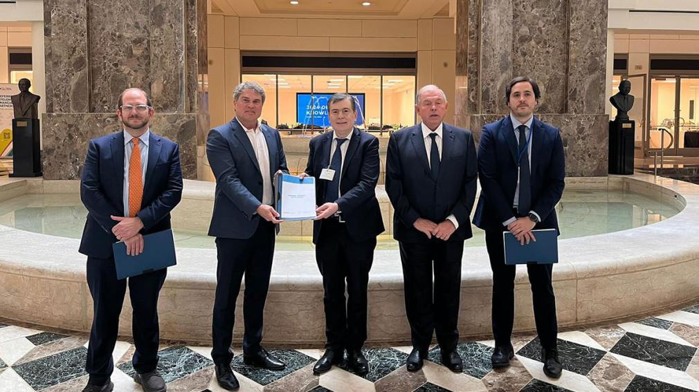 Zamora mantuvo un encuentro con empresarios en Washington en busca de inversiones para Santiago