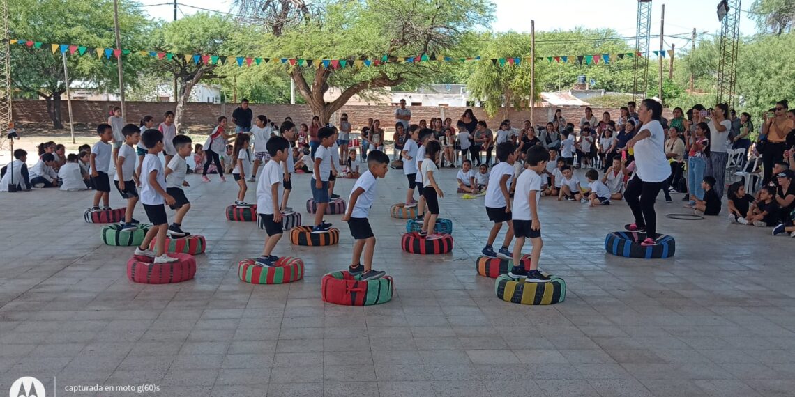 El Jardin de Infantes N 127 «Kusi Huasi» realizo una colorida Muestra Anual de Educación Fisica.
