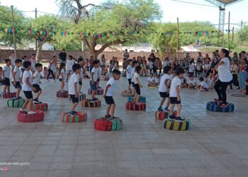 El Jardin de Infantes N 127 «Kusi Huasi» realizo una colorida Muestra Anual de Educación Fisica.