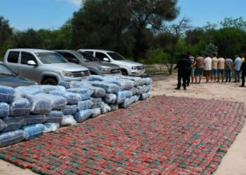 IMPORTANTE OPERATIVO POLICIAL ANTIDROGA EN RUTA NACIONAL 34: SECUESTRAN VEHÍCULOS, 2.718 KG DE HOJAS DE COCA, MAS DE UN MILLÓN DE PESOS Y DIEZ APREHENDIDOS.