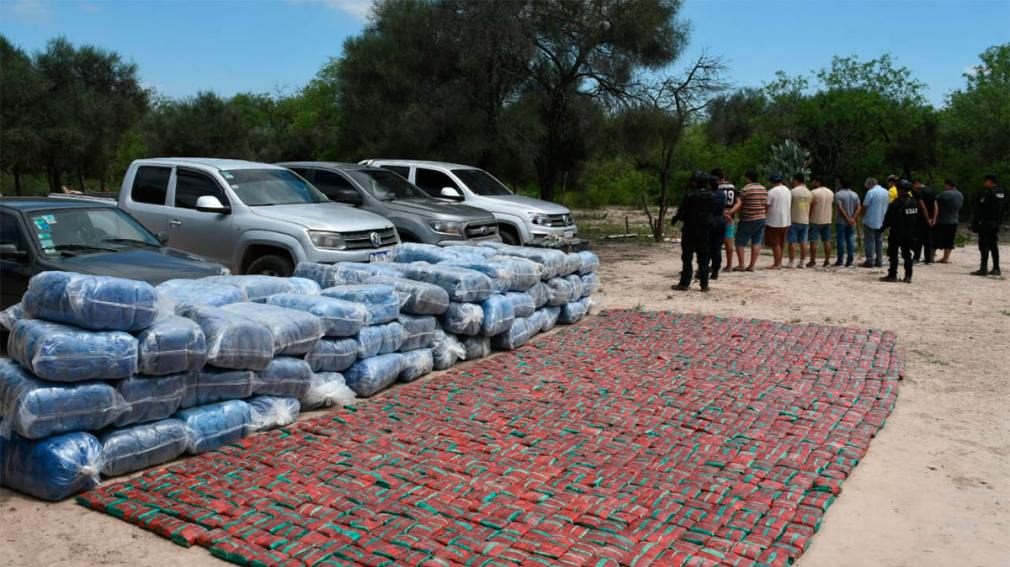 IMPORTANTE OPERATIVO POLICIAL ANTIDROGA EN RUTA NACIONAL 34: SECUESTRAN VEHÍCULOS, 2.718 KG DE HOJAS DE COCA, MAS DE UN MILLÓN DE PESOS Y DIEZ APREHENDIDOS.