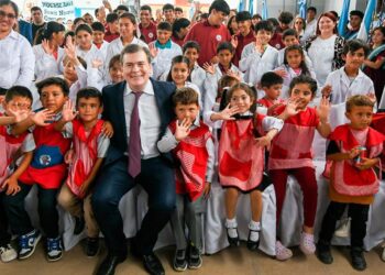 El gobernador de la provincia inauguró obras de infraestructura educativa, hídrica y eléctrica. También entregó 28 viviendas sociales en Pozo del Toba