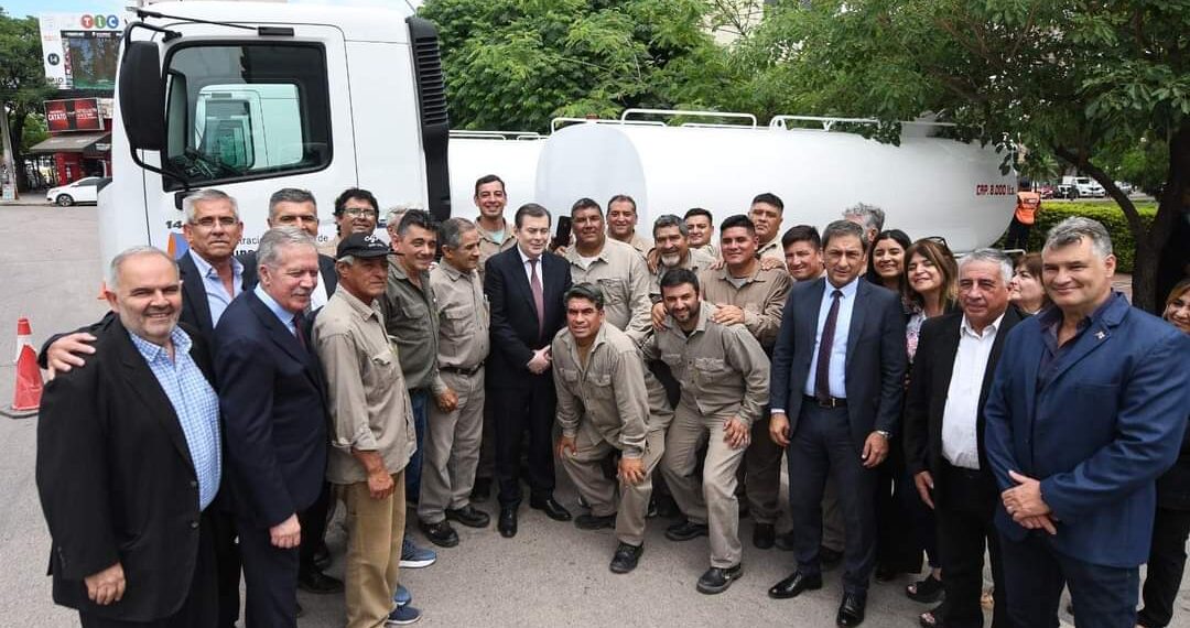 Zamora entregó 15 camiones tanque para reforzar la flota de Recursos Hídricos