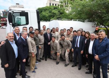 Zamora entregó 15 camiones tanque para reforzar la flota de Recursos Hídricos