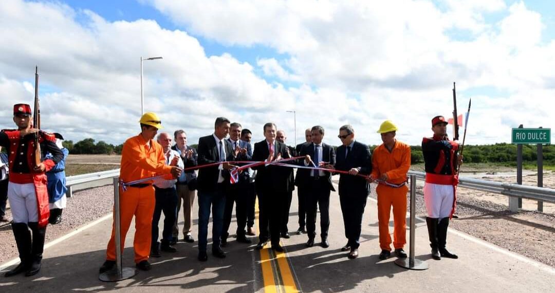 Zamora inauguró un puente sobre el Dulce y la pavimentación de los caminos que une Villa Atamisqui con Caloj