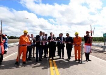 Zamora inauguró un puente sobre el Dulce y la pavimentación de los caminos que une Villa Atamisqui con Caloj