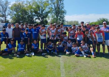 Escuelita de fútbol «Fenómenos», de Los Telares, viajó a Capital para jugar con la 8ª División de Unión Santiago