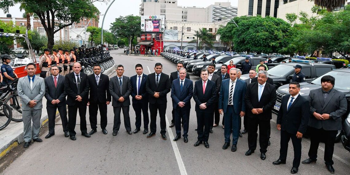 El Gobernador Gerardo Zamora entrego más de 100 vehículos a la fuerza policial entre camionetas, motos, bicis eléctricas y una lancha