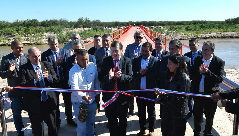 El gobernador Gerardo Zamora dejó inaugurado este lunes un puente metálico que unen el Departamento Salavina y Avellaneda