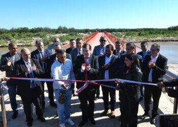 El gobernador Gerardo Zamora dejó inaugurado este lunes un puente metálico que unen el Departamento Salavina y Avellaneda