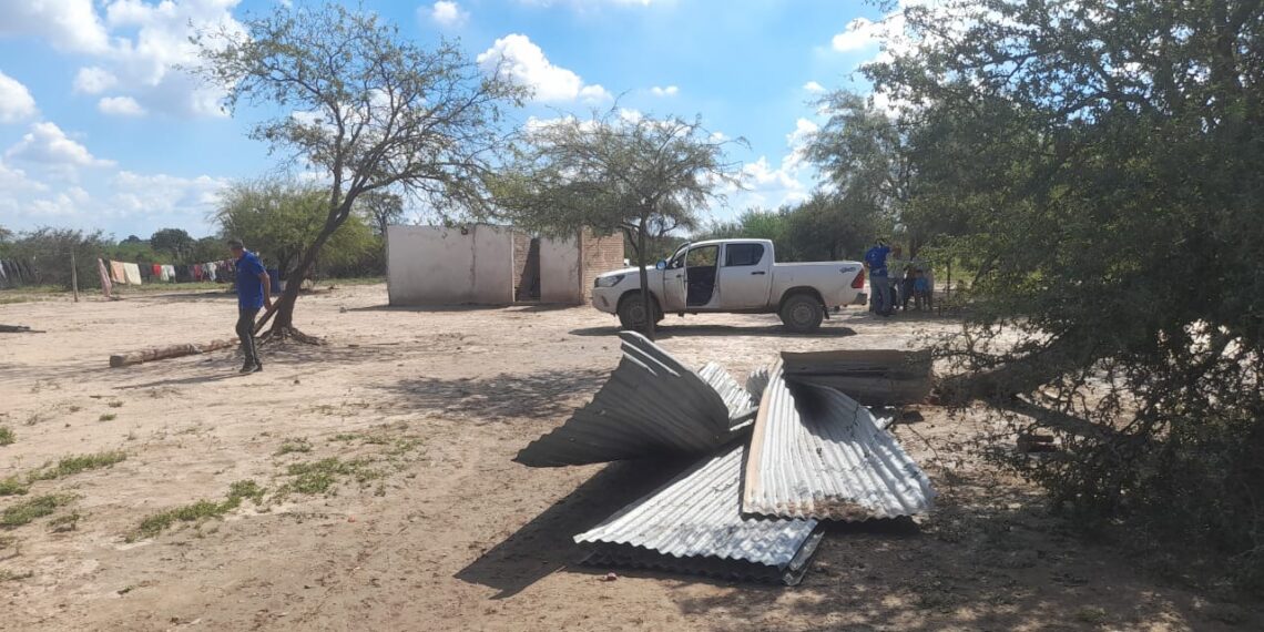 Defensa civil junto a personal municipal de Los Telares asistieron a familias afectadas por el último temporal