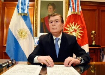 Zamora anunció un incremento del 100% en el sueldo básico y un bono de $220.000
