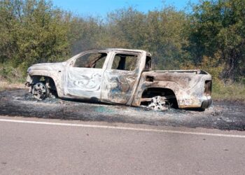 Un incendio consumió por completo una camioneta sobre la Ruta 92