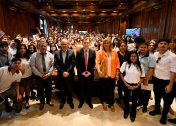 El gobernador Zamora recibió alumnos del departamento Juan Felipe Ibarra