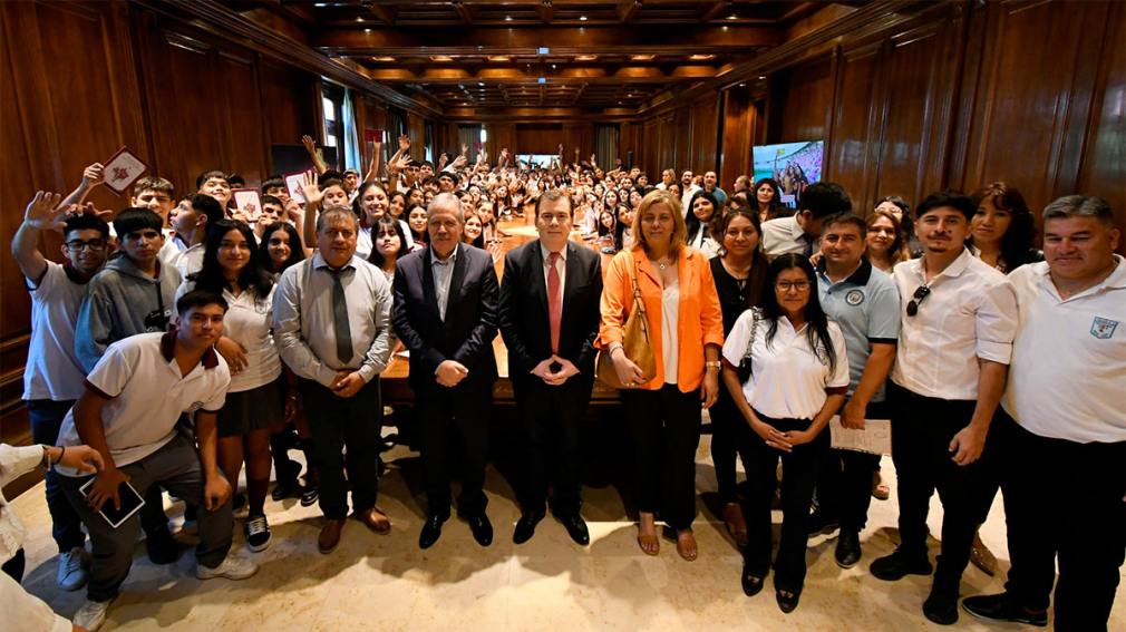El gobernador Zamora recibió alumnos del departamento Juan Felipe Ibarra