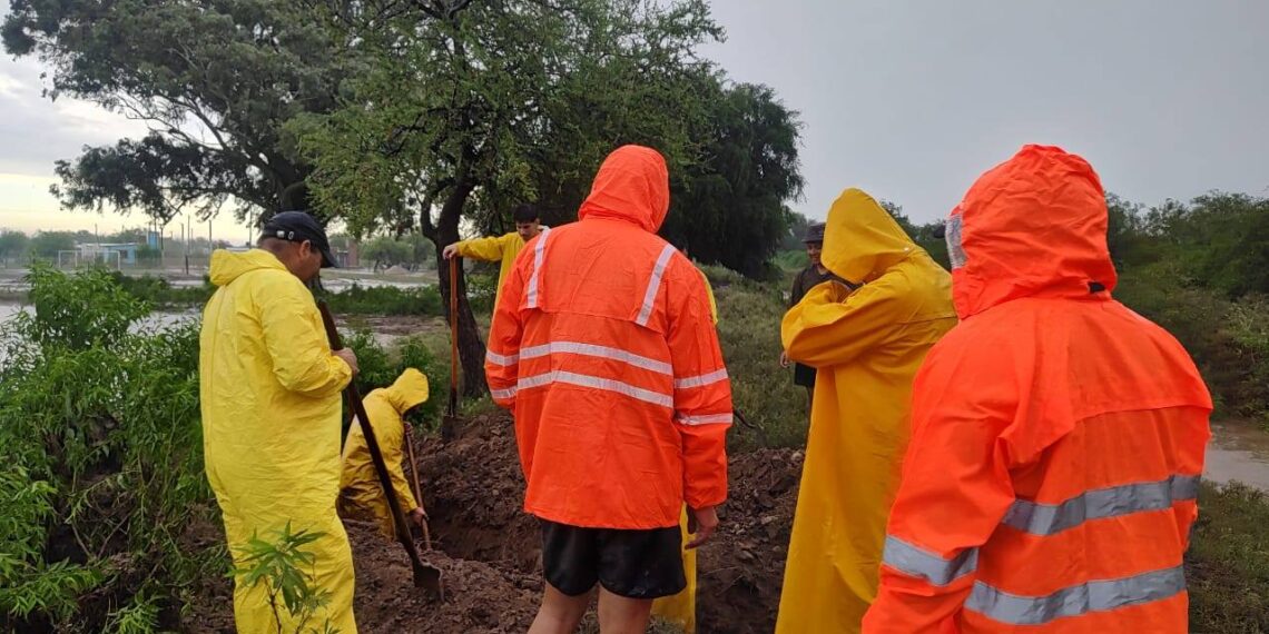 Defensa civil junto a la comisión de villa Salavina realizaron un relevamiento después de las intensas lluvias