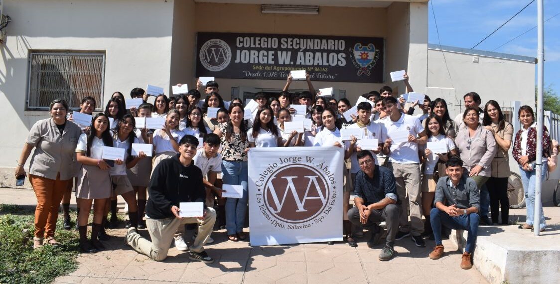 Alumnos de Los Telares del último año del Colegio secundario Jorge W Abalos recibieron tablets