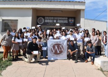 Alumnos de Los Telares del último año del Colegio secundario Jorge W Abalos recibieron tablets
