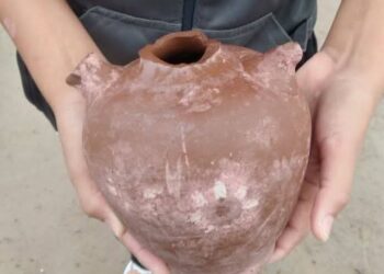 Salavina: cavaba un pozo y encontró una vasija precolombina en perfecto estado