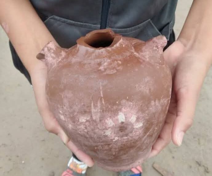Salavina: cavaba un pozo y encontró una vasija precolombina en perfecto estado