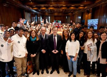 Estudiantes de Taboada, Loreto, Moreno, Avellaneda y Sarmiento fueron recibidos por el gobernador y el jefe de gabinete