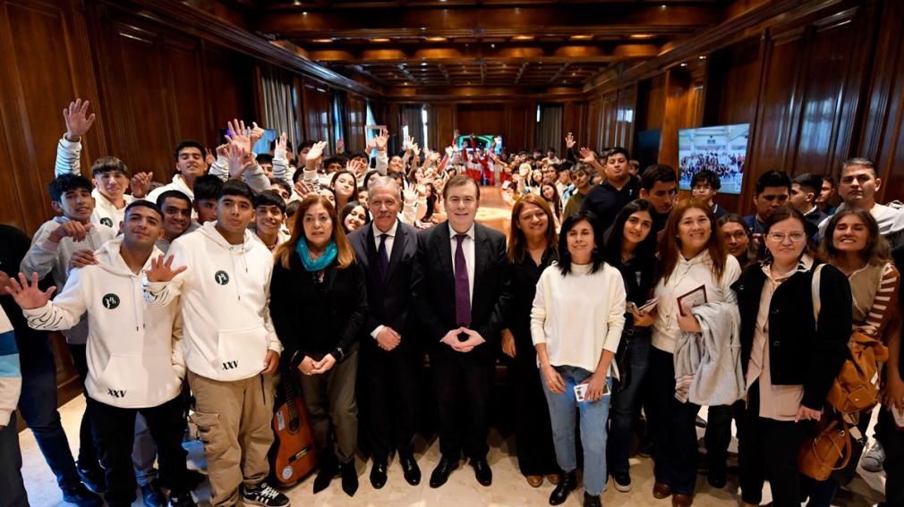 Estudiantes de Taboada, Loreto, Moreno, Avellaneda y Sarmiento fueron recibidos por el gobernador y el jefe de gabinete