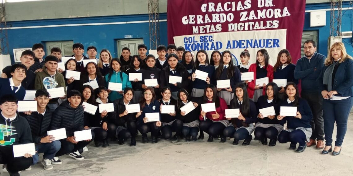 Entrega de tablets a estudiantes del colegio Konrad Adenauer de Villa Salavina