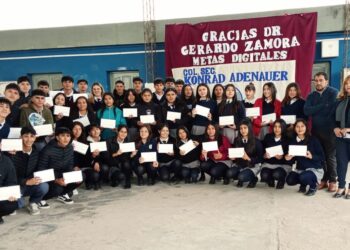 Entrega de tablets a estudiantes del colegio Konrad Adenauer de Villa Salavina