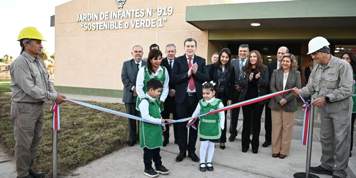 El gobernador inauguró este lunes importantes obras educativas en Capital.