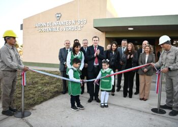 El gobernador inauguró este lunes importantes obras educativas en Capital.