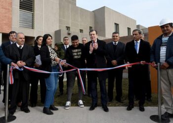 Zamora entregó viviendas en el barrio Parque del Río III, realizadas con fondos provinciales