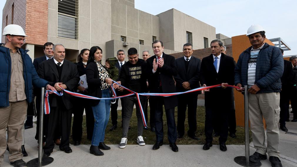 Zamora entregó viviendas en el barrio Parque del Río III, realizadas con fondos provinciales