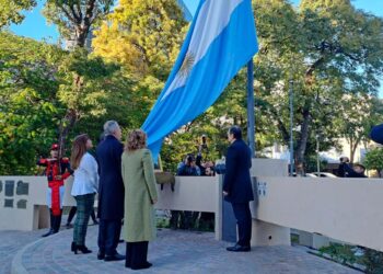 El Gobernador Gerardo Zamora encabezó el acto por el Día de la Bandera en Plaza Libertad