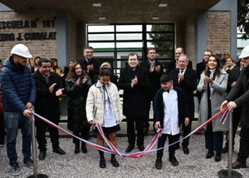 El Gobernador habilitó obras en la escuela N° 101 de Upianita y entregó viviendas sociales en Manogasta