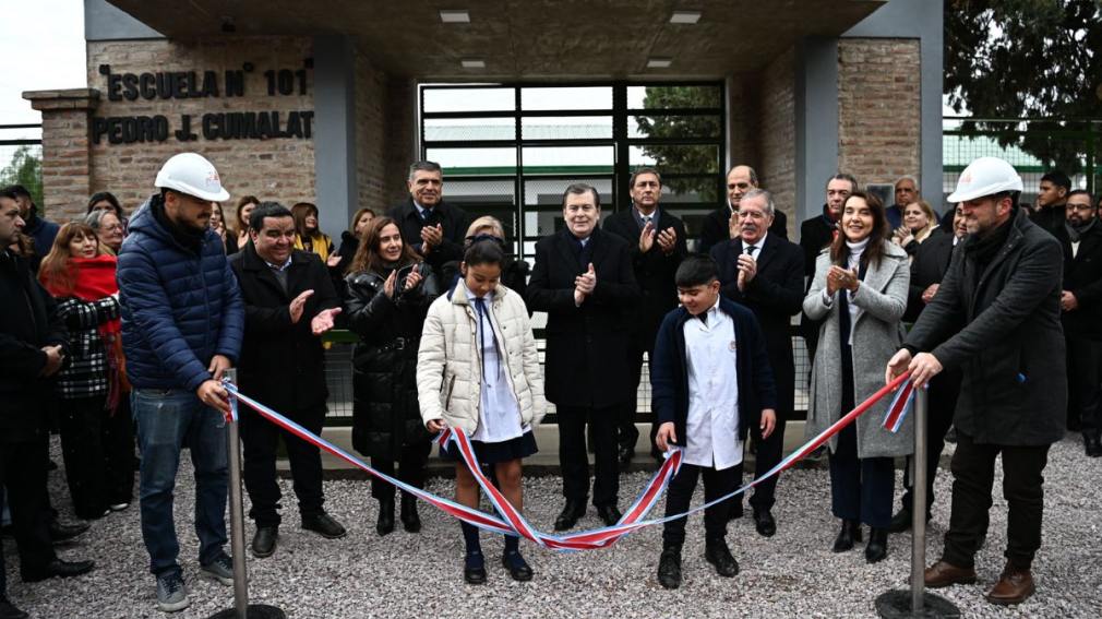 El Gobernador habilitó obras en la escuela N° 101 de Upianita y entregó viviendas sociales en Manogasta