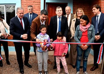 El Gobernador hablitó obras en la Escuela N°345 de El Porvenir, entregó viviendas sociales