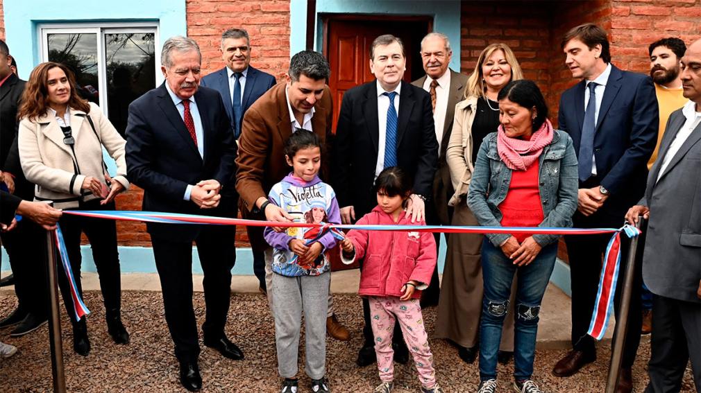 El Gobernador hablitó obras en la Escuela N°345 de El Porvenir, entregó viviendas sociales