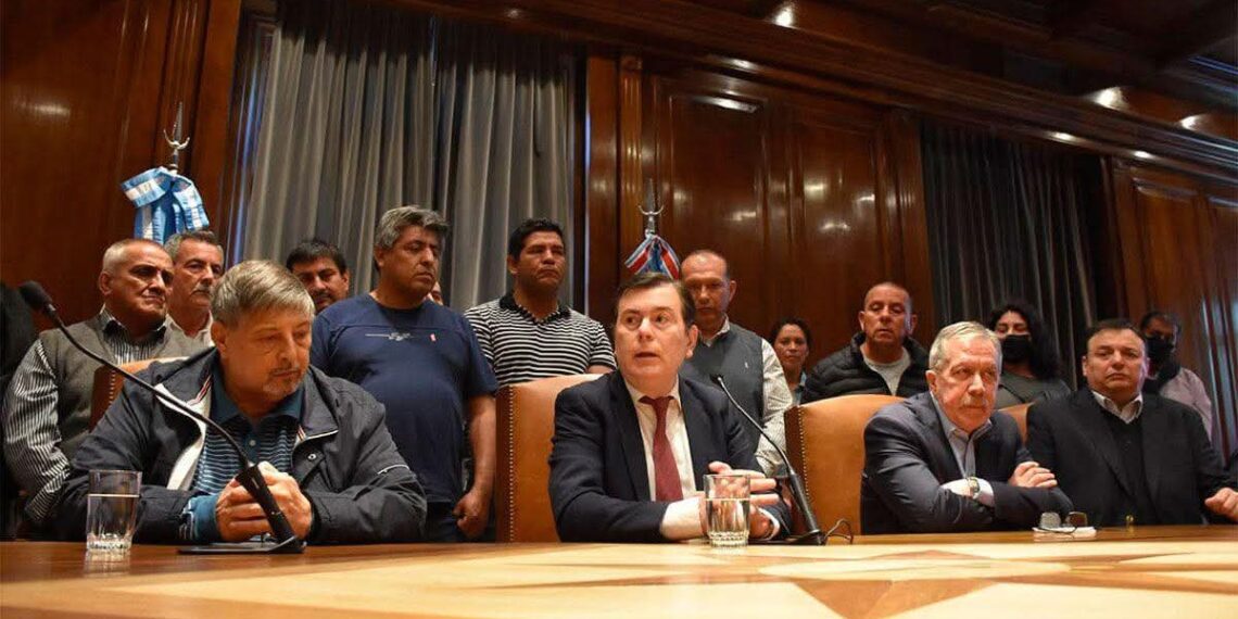 El Gobernador confirmó el pago de bonos por $3,1 millones para empleados públicos de Santiago del Estero