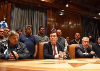 El Gobernador confirmó el pago de bonos por $3,1 millones para empleados públicos de Santiago del Estero