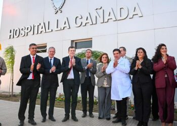 El gobernador Zamora inauguró un hospital distrital en La Cañada y entregó viviendas sociales