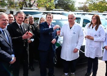 El gobernador Zamora entregó 90 camionetas al Ministerio de Salud