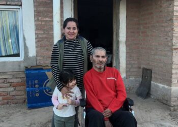 La Intendente de Los Telares, hizo entrega de una silla de ruedas a un vecino del Pje. Malota Dpto. Salavina.