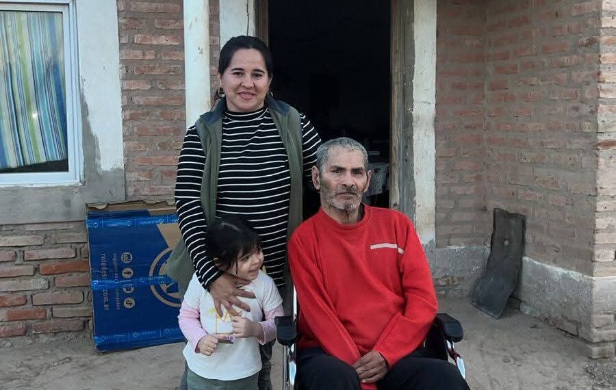 La Intendente de Los Telares, hizo entrega de una silla de ruedas a un vecino del Pje. Malota Dpto. Salavina.