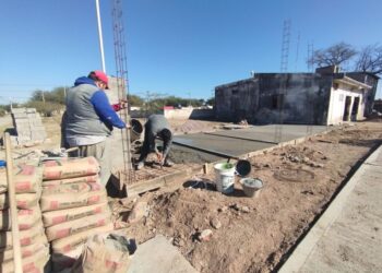 Los Telares avanza con la construcción de 10 locales comerciales en el nuevo pasaje peatonal.