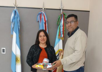 La Municipalidad de Los Telares entregó banderas de ceremonia de Los Telares a instituciones