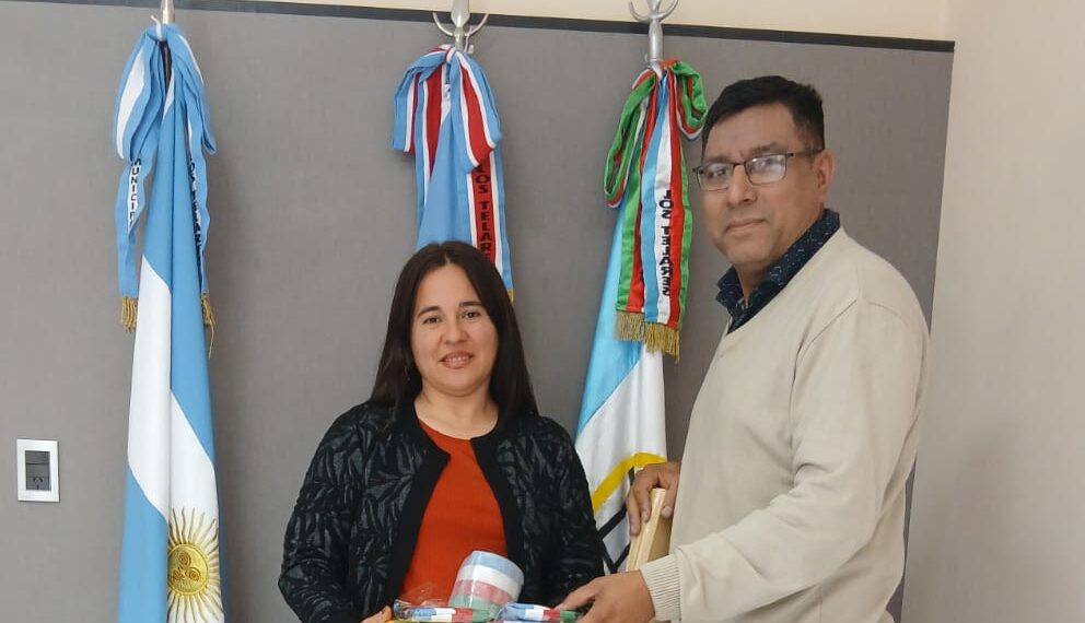 La Municipalidad de Los Telares entregó banderas de ceremonia de Los Telares a instituciones